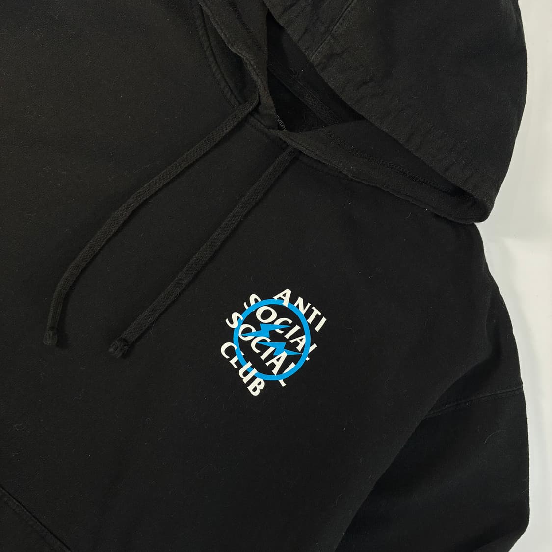 안티 소셜소셜 클럽 X 프라그먼트 블랙 후드티  상품이미지4