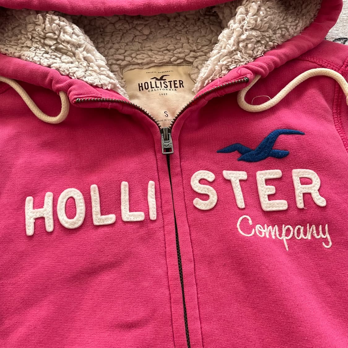 홀리스터 로고 패치 양털 후드집업 상품이미지3