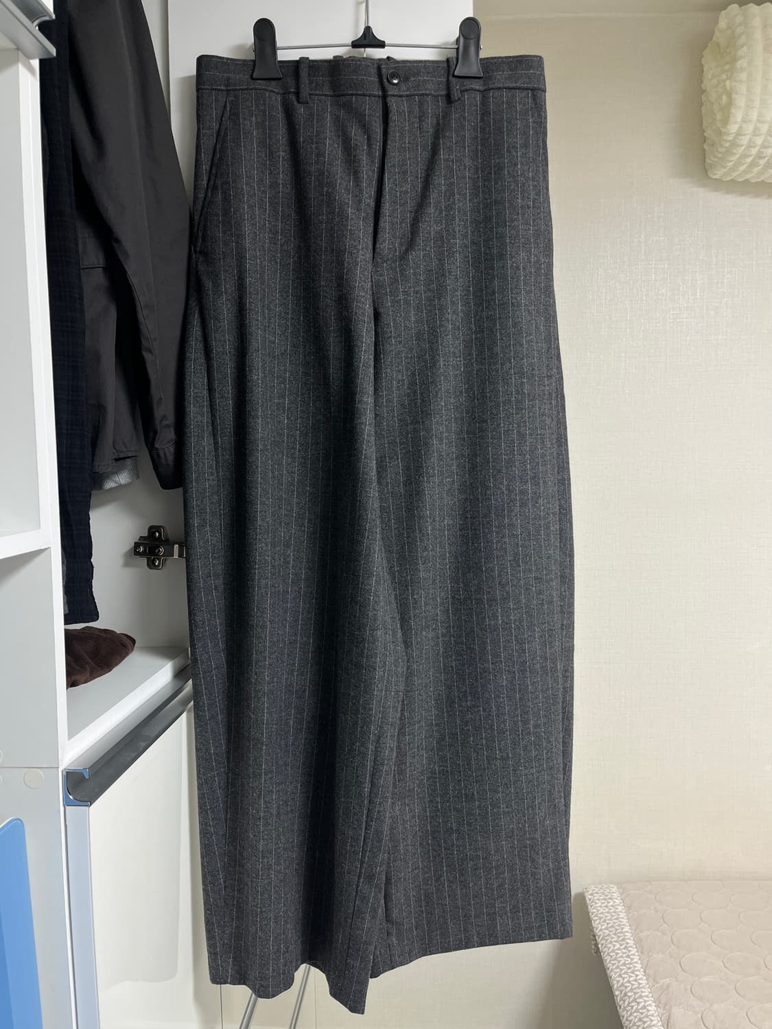 해칭룸 와이드 커브 트라우저 스트라이프 차콜 상품이미지2