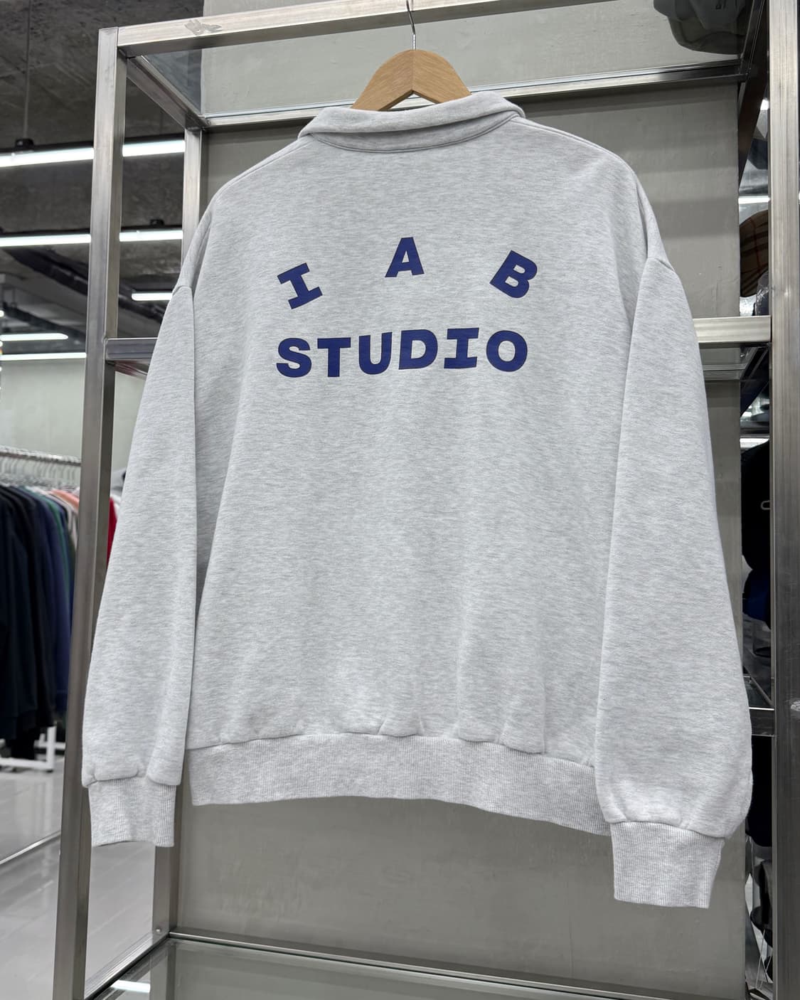 아이앱 IAB STUDIOS 아치로고 하프집업 스웻 셔츠 맨투맨 상품이미지3