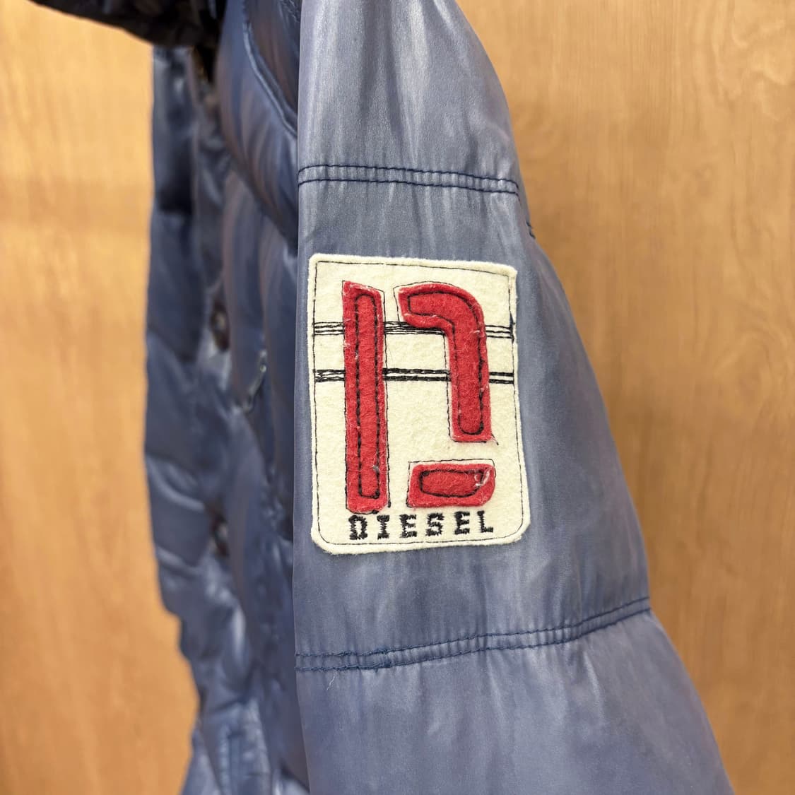 디젤 하이넥 나일론 퀄팅 패딩 점퍼 니트 시보리 로고 패치 디테일 블루 상품이미지8