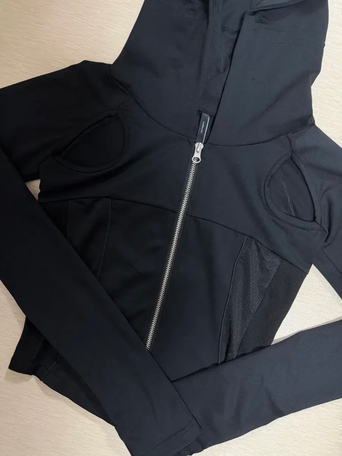 플레어업 컷아웃 후드 집업 상품이미지2