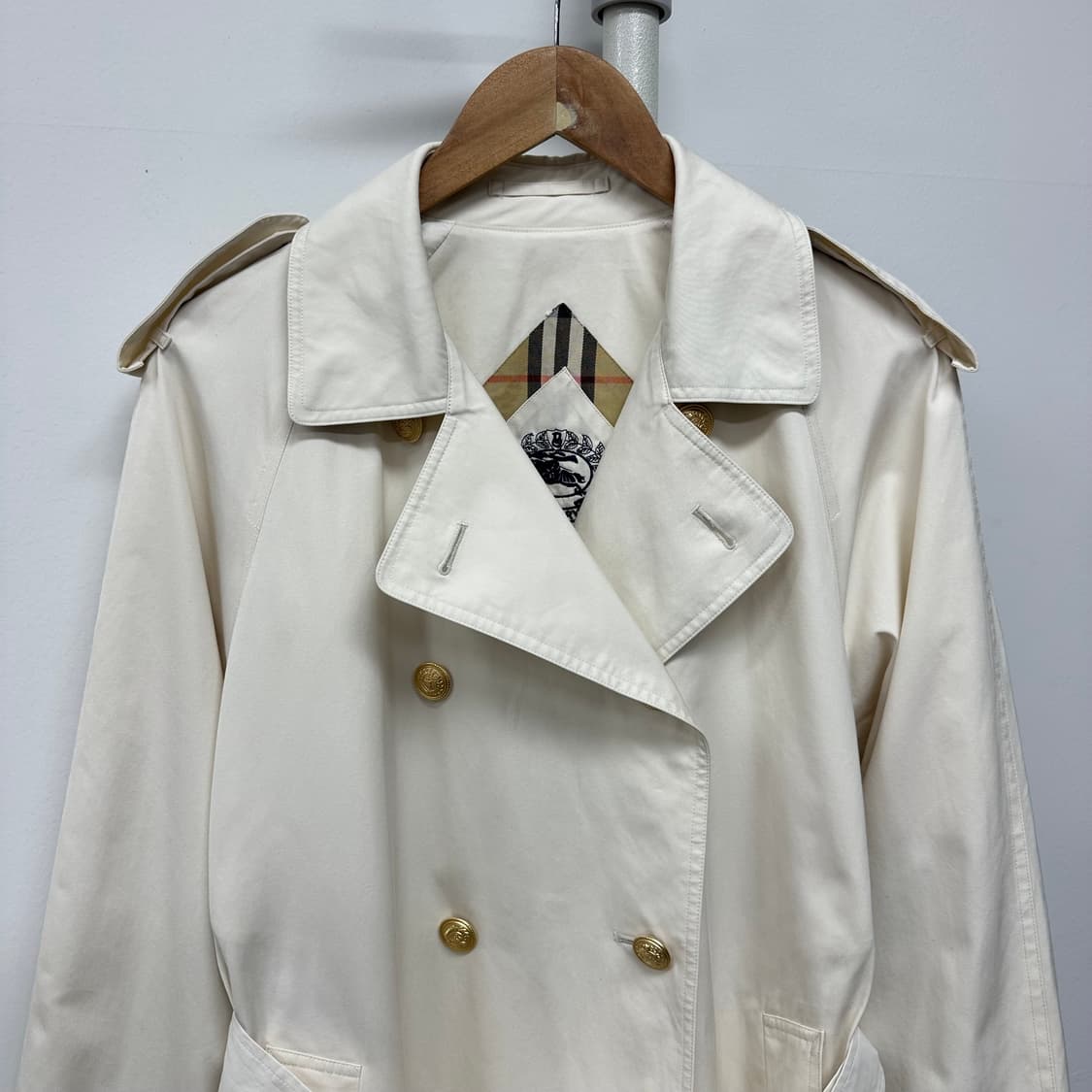 버버리 금장 로고 버튼 트렌치코트 상품이미지4