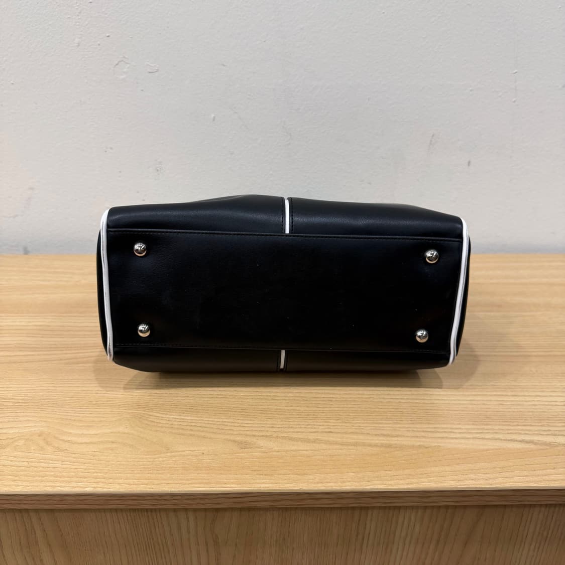 꾸레쥬 레더 스퀘어 토트백 화이트 파이핑 로고 스트랩 디테일 블랙 상품이미지4