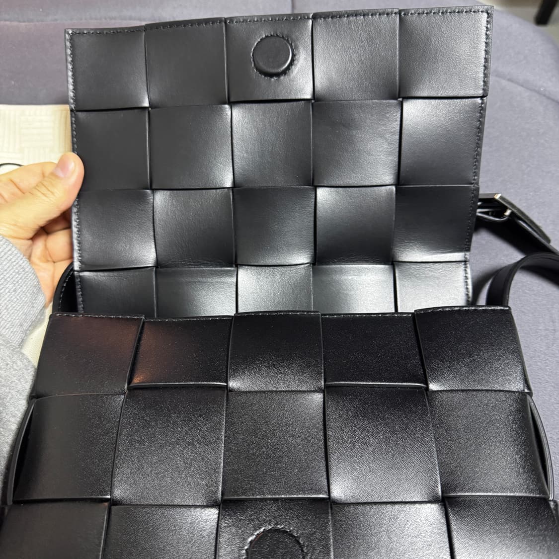 보테가베네타 어반 레더 카세트백 판매합니다. 상품이미지4