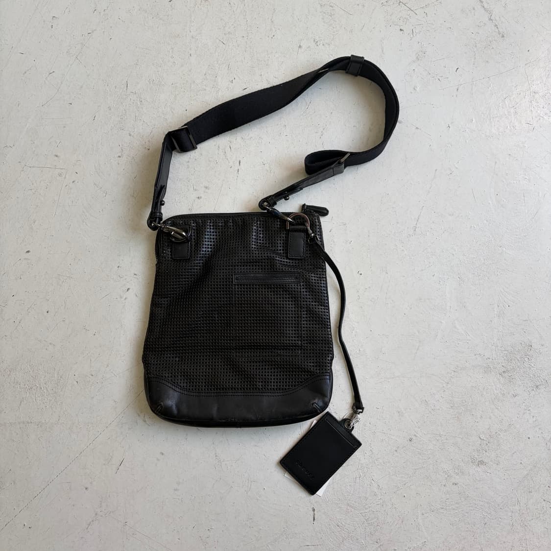 띠어리 빈티지 펀칭 가죽 크로스백 OS 상품이미지4