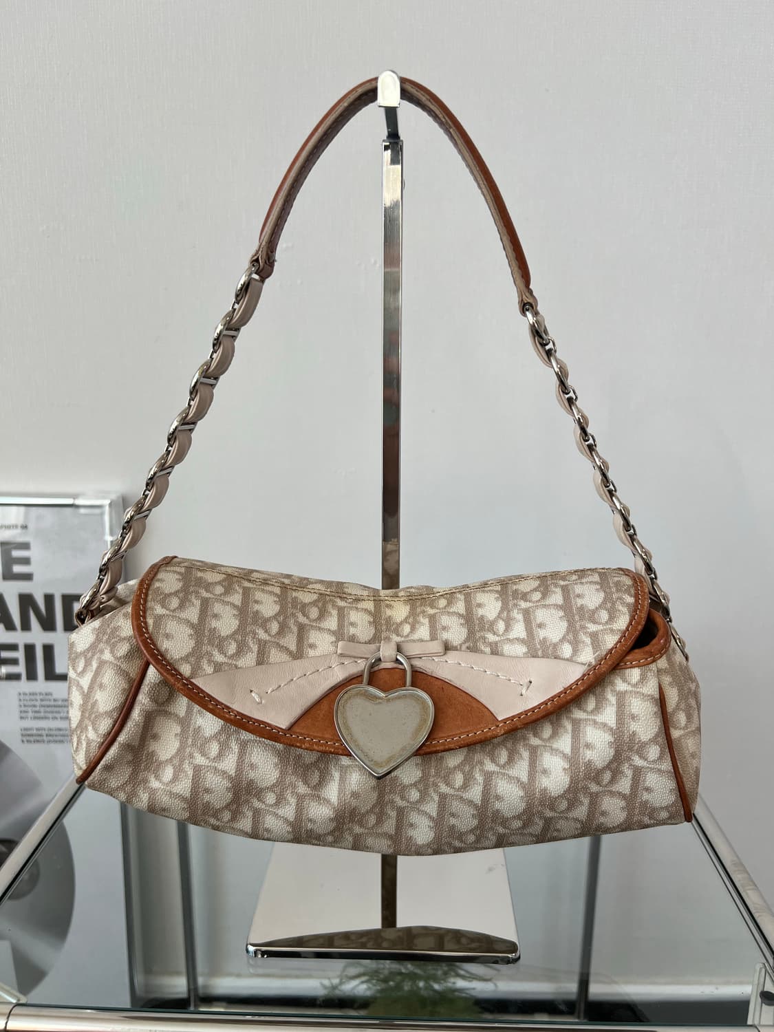 디올 로맨티크 트로터 하트 참 숄더백 상품이미지4