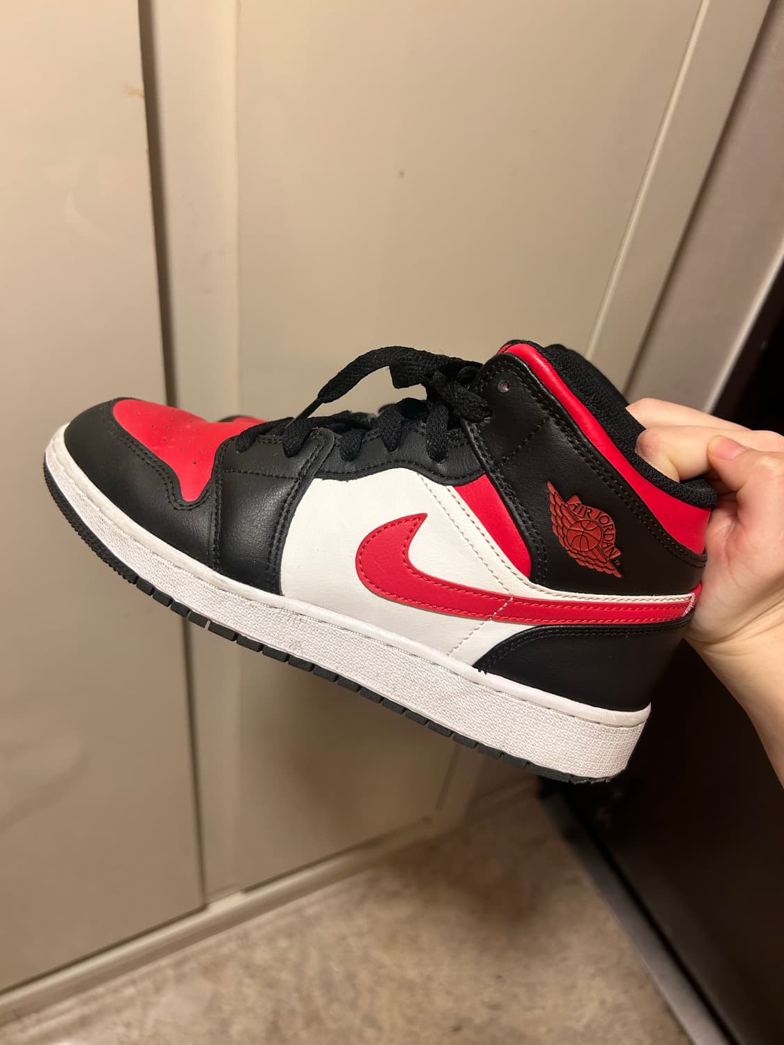 조던 1 미드 블랙 파이어 레드 240 상품이미지1