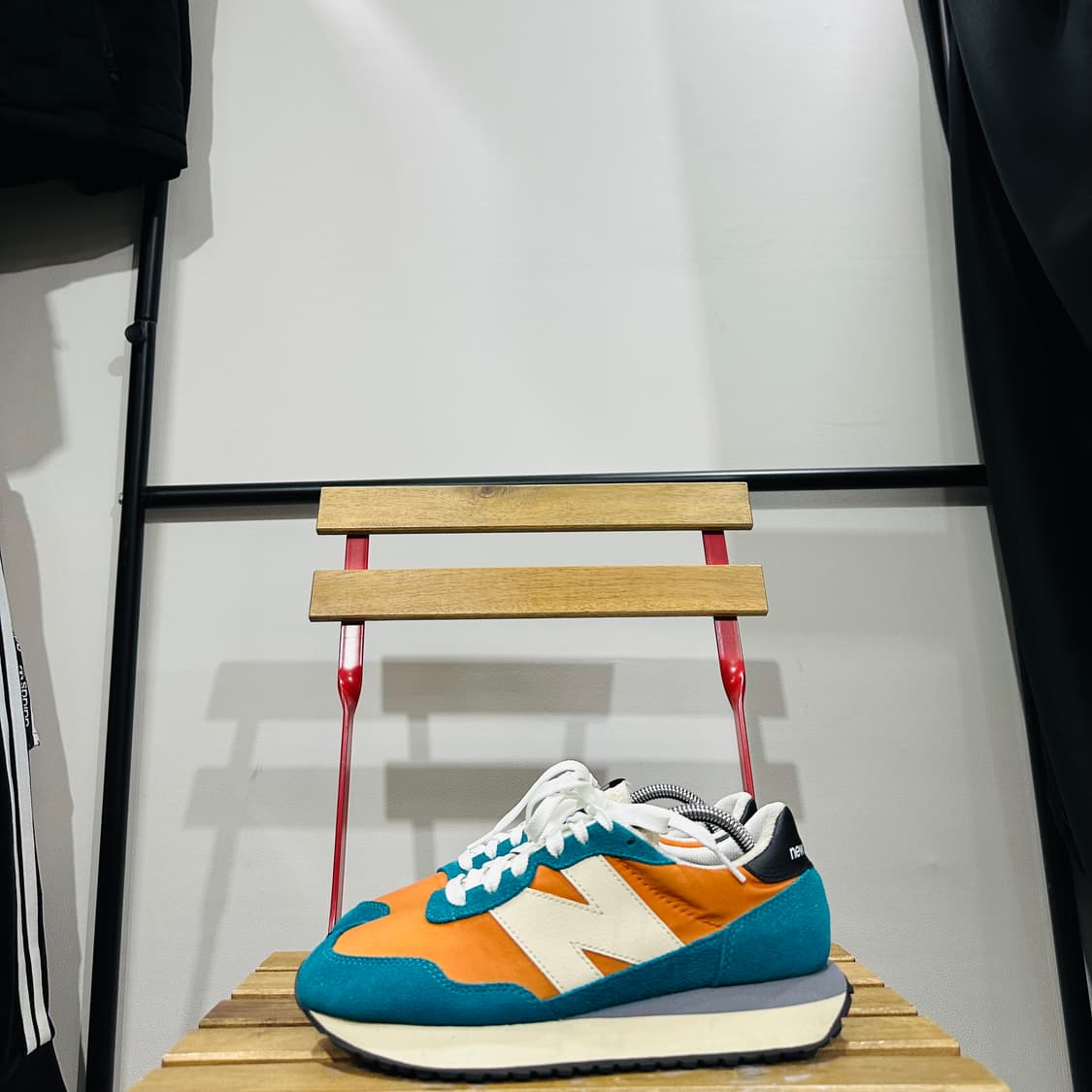 250) 뉴발란스 운동화 남녀공용 신발 237 오렌지 블루 상품이미지3