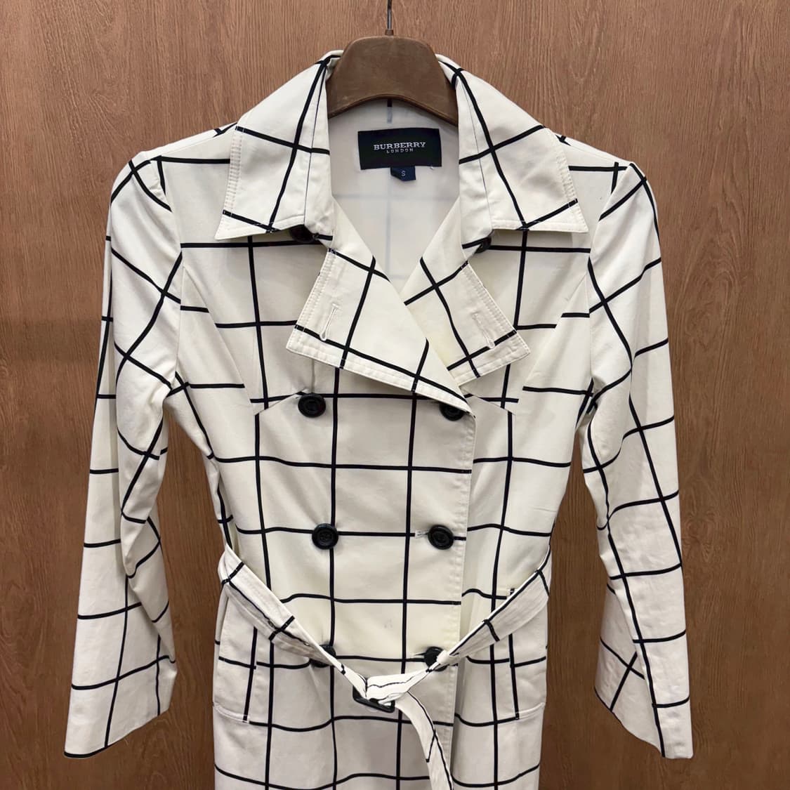 버버리 런던 트렌치 코트 더블브레스트 노치드 라펠 체크 디테일 화이트 상품이미지4