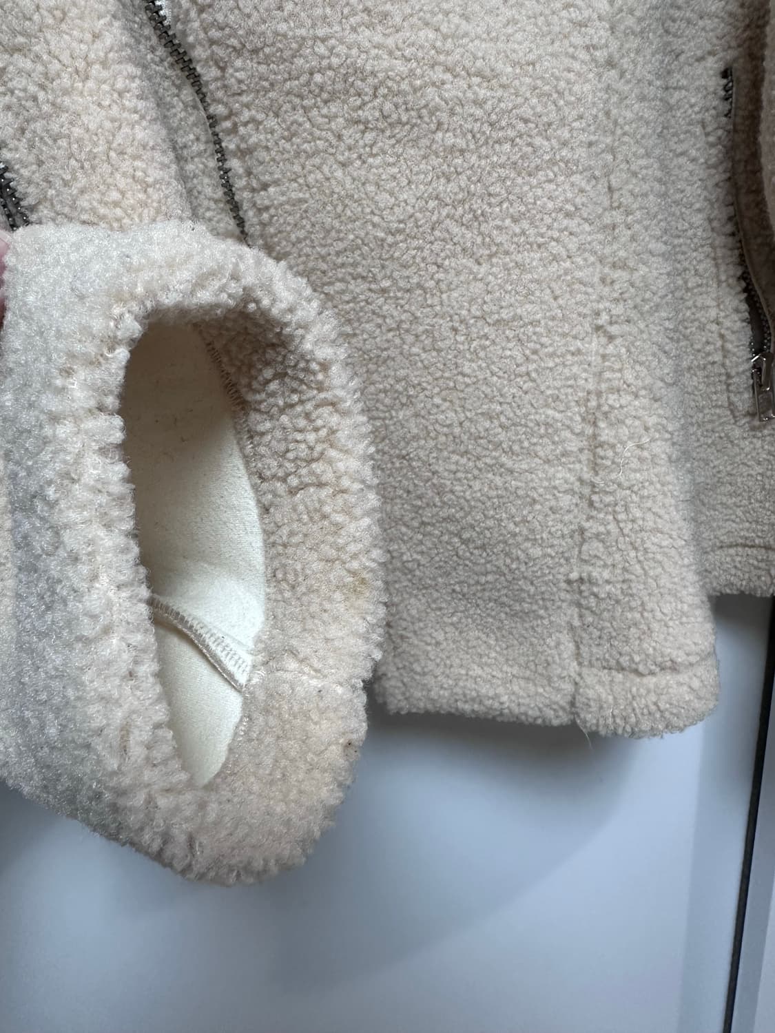 육육걸즈 베이지 양털 숏 자켓 사선 하이넥 무스탕 상품이미지2