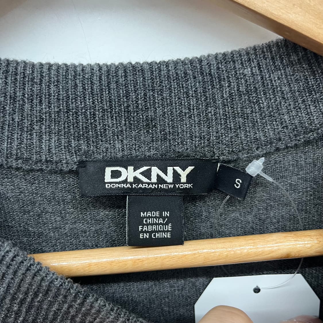 DKNY 회색 D 로고 니트 스웨터 여s 상품이미지3