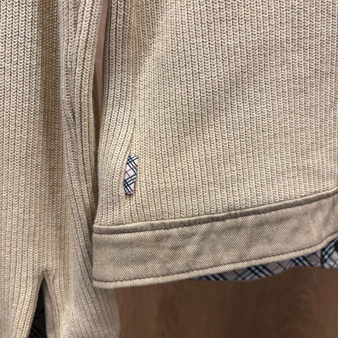 버버리 런던 코튼 리브드 니트 셔츠 자켓 나이트 로고 자수 디테일 베이지 상품이미지6