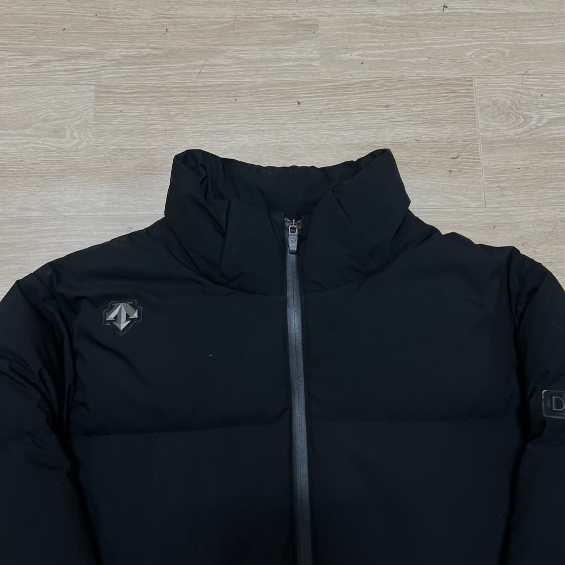 데상트 덕다운 스탠드넥 푸퍼 패딩 점퍼 [블랙] L/100 상품이미지2