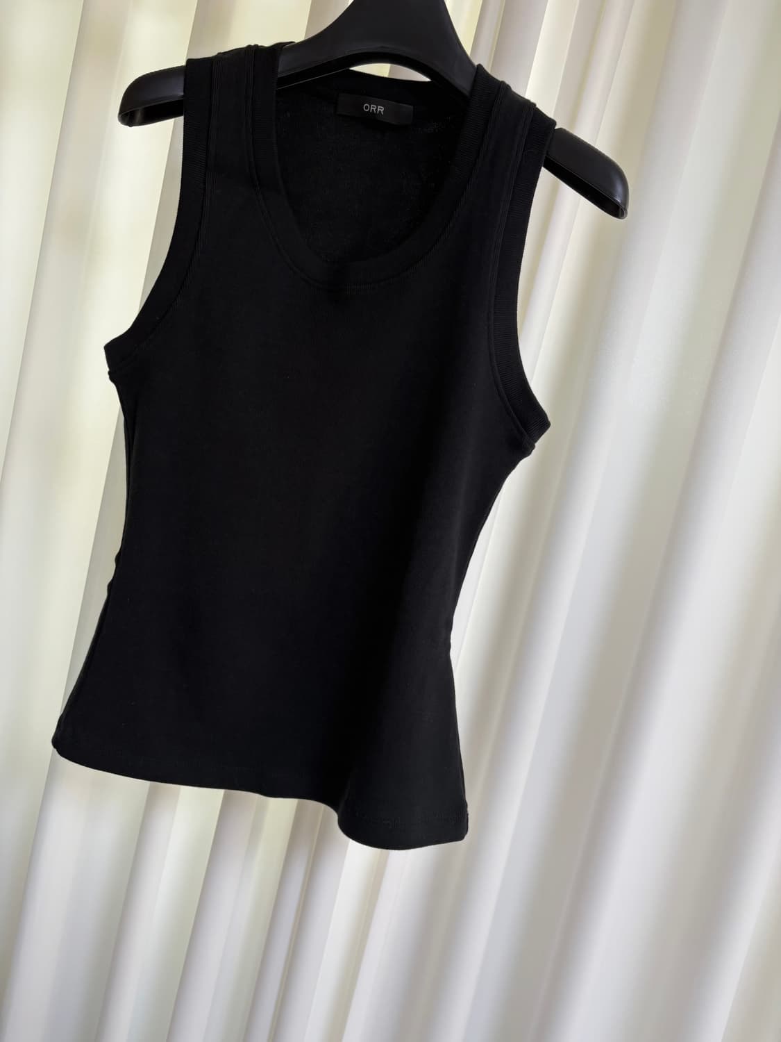 오르 커브드 크롭 탑 - 블랙 상품이미지1