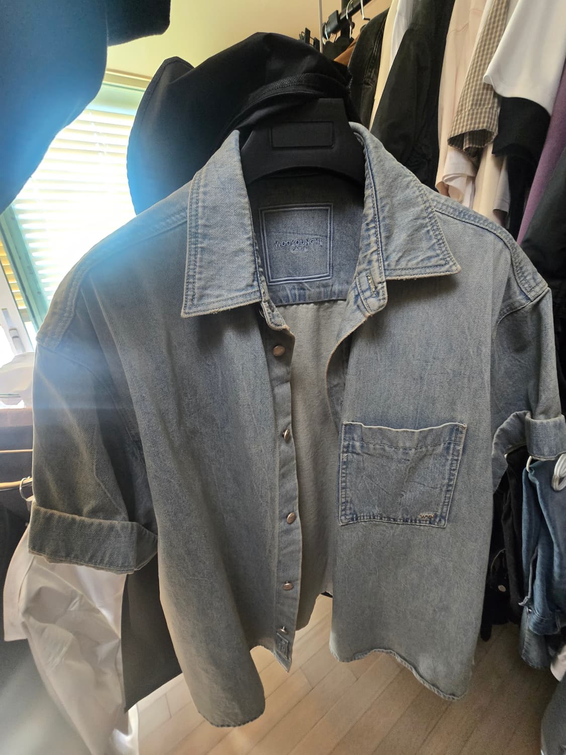 우영미 백로고 반팔 데님 셔츠 상품이미지1