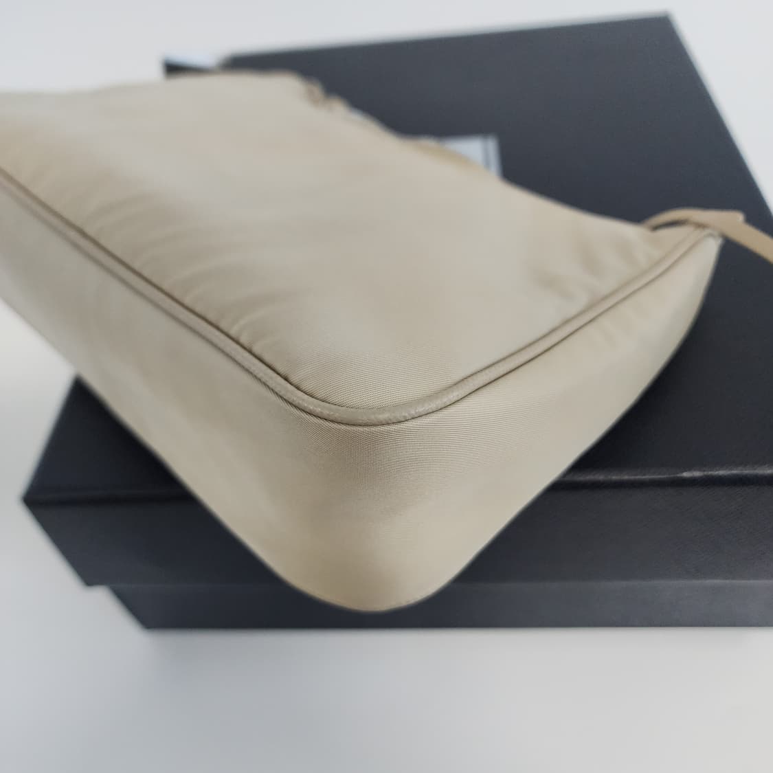 상태최상 프라다 리에디션 2005 리나일론 숄더백 데저트 베이지 상품이미지7