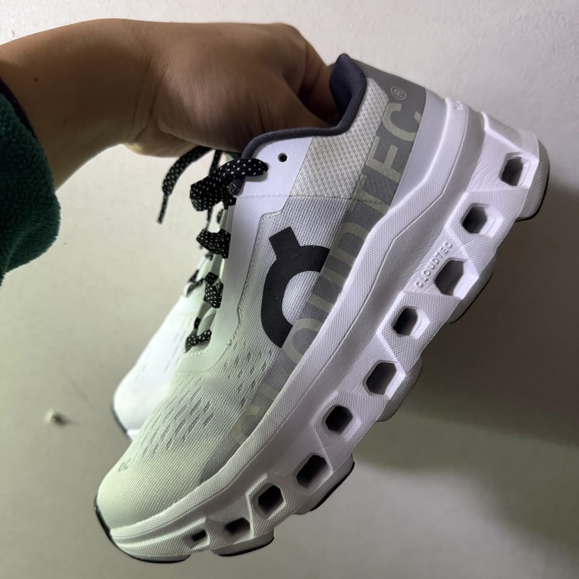 온 러닝 클라우드몬스터 언다이드 화이트 (235) 상품이미지6