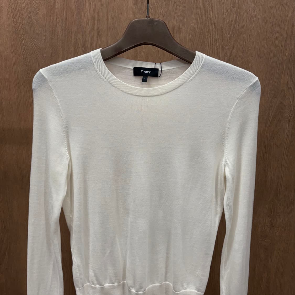 띠어리 울 라운드넥 긴팔 니트 무지 디테일 레귤러핏 화이트 상품이미지4