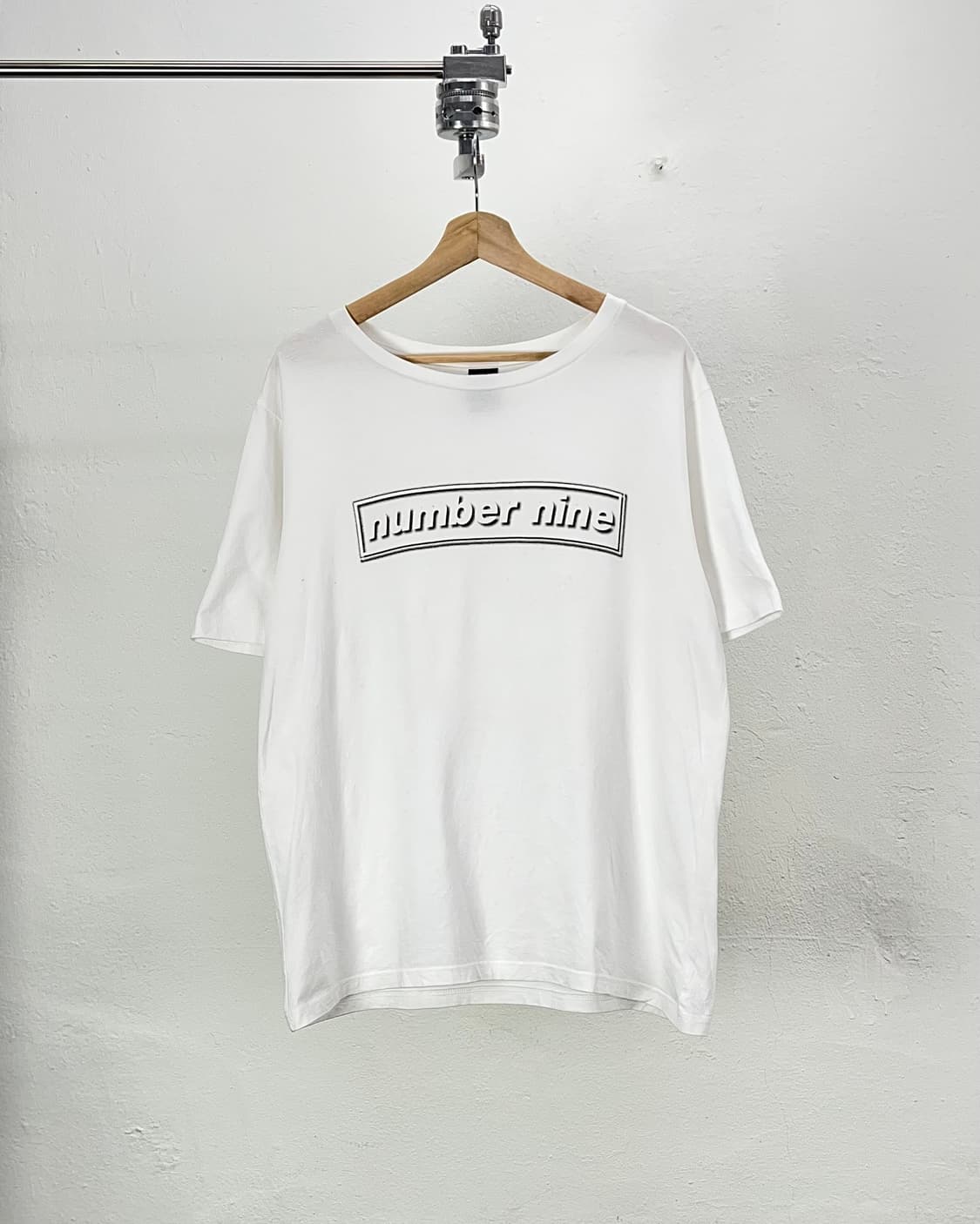 넘버나인 화이트 박스 라인 로고 티셔츠 상품이미지1