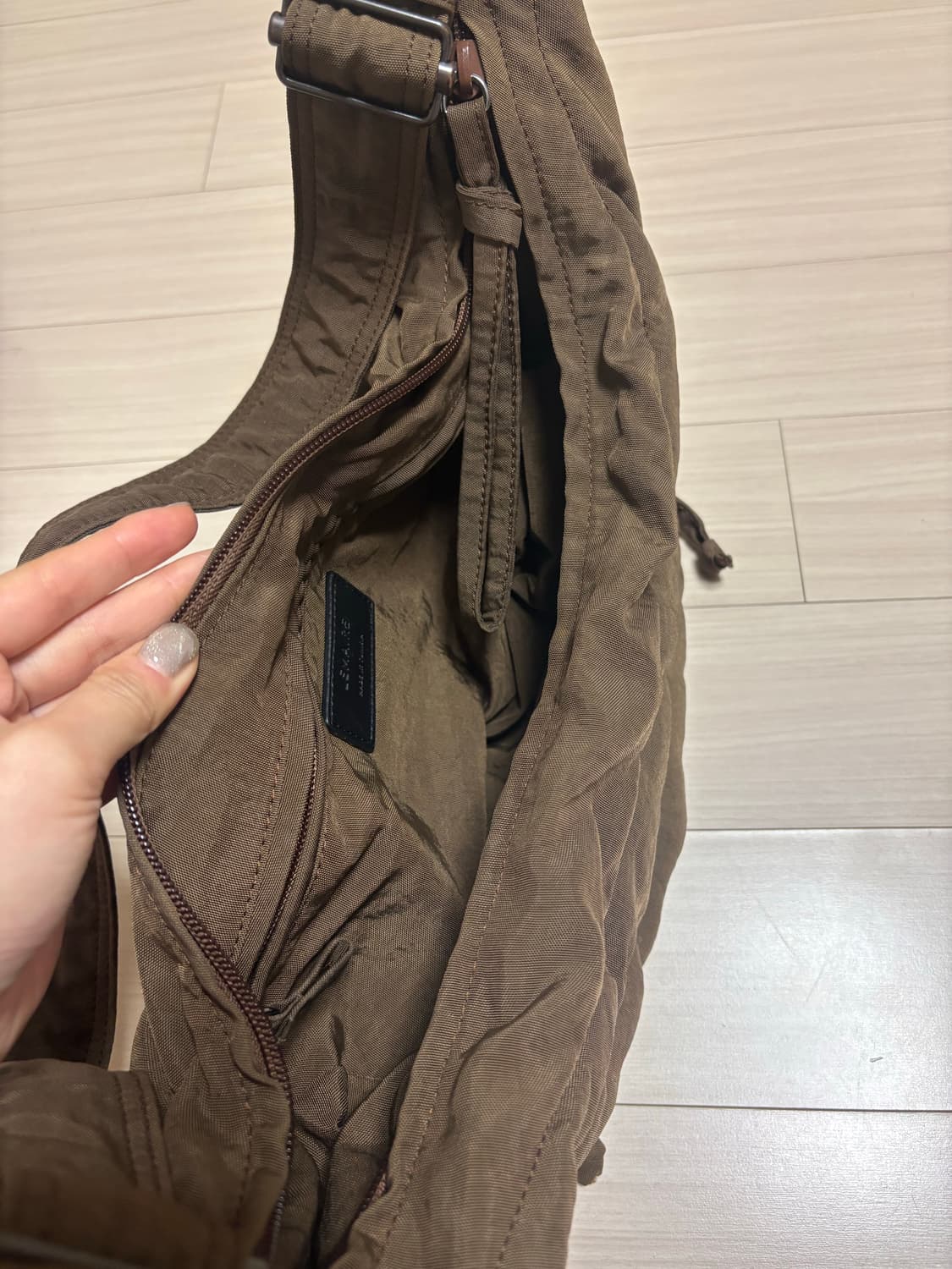 르메르 게임백 코비차브라운(스몰) 판매합니다 상품이미지8