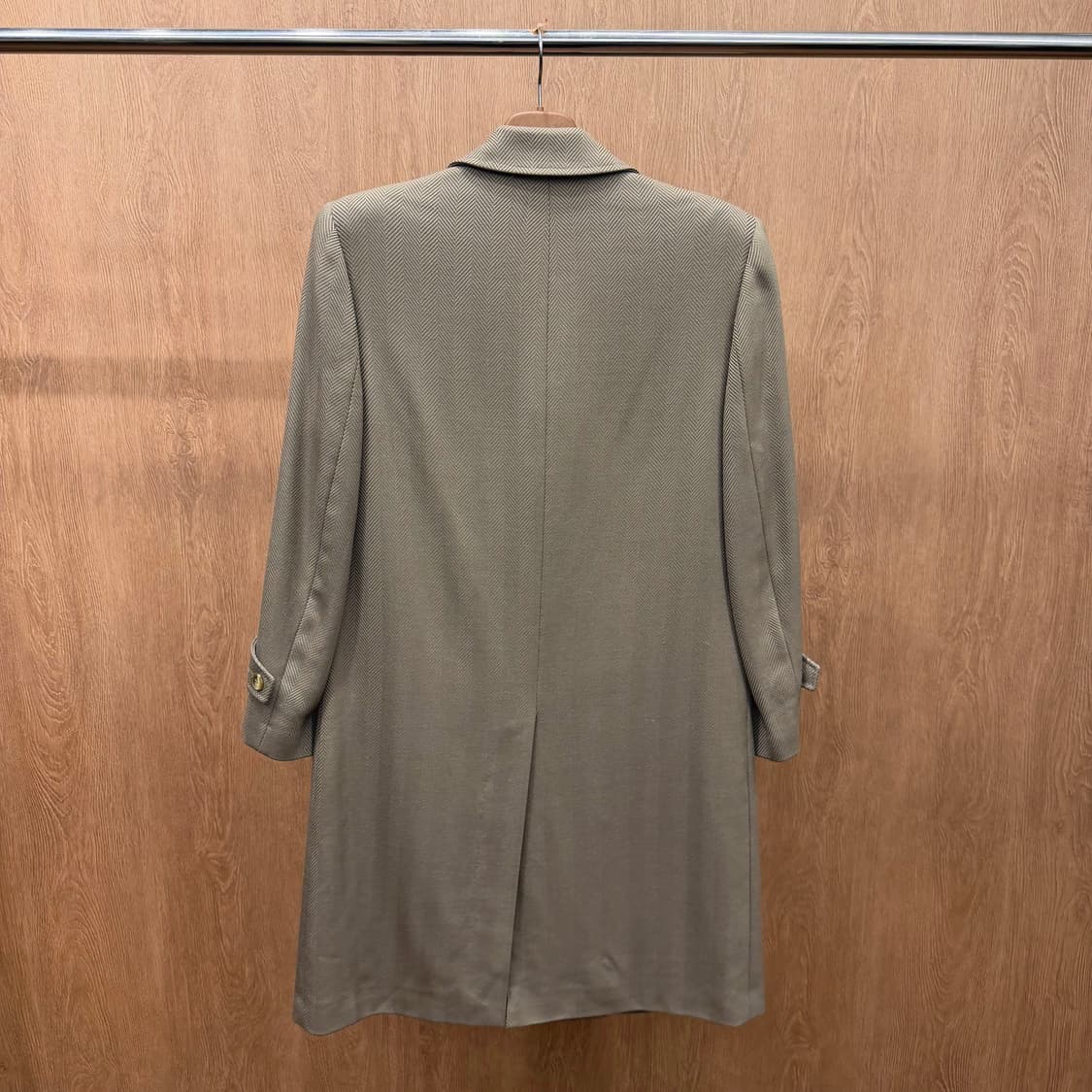 입생로랑 싱글 브레스티드 울 코트 노치드 라펠 헤링본 패턴 디테일 베이지 상품이미지3