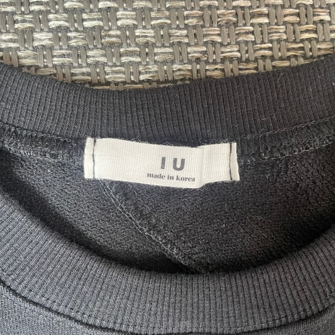 IU 빈티지 어깨 트임 크롭 맨투맨 상품이미지4