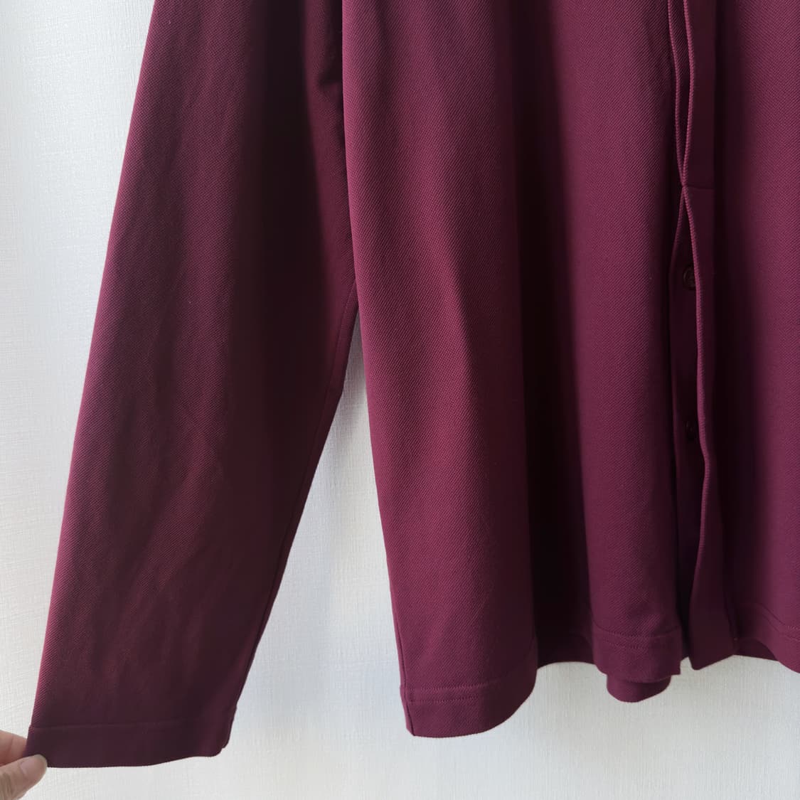 베르사체 클래식 V2 로고 자수 금장 버튼 셔츠 버건디 상품이미지3