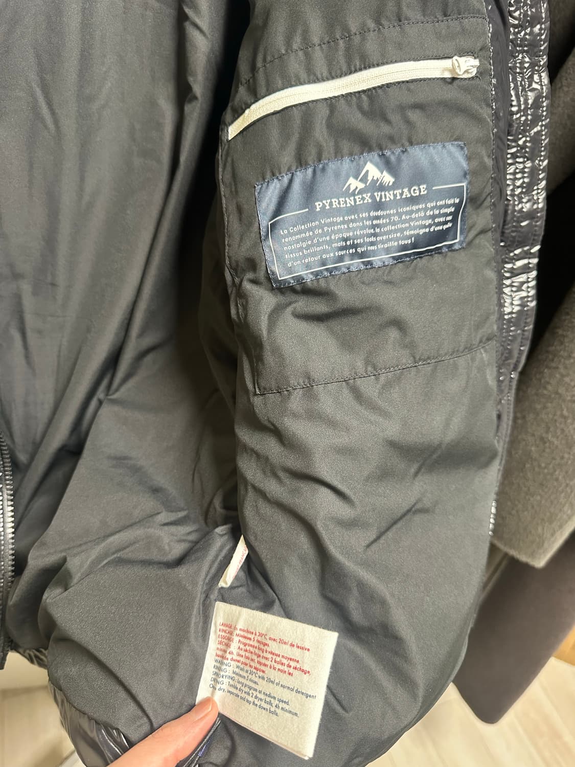 피레넥스 구스다운 유광블랙패딩 L사이즈 1회착 상품이미지6