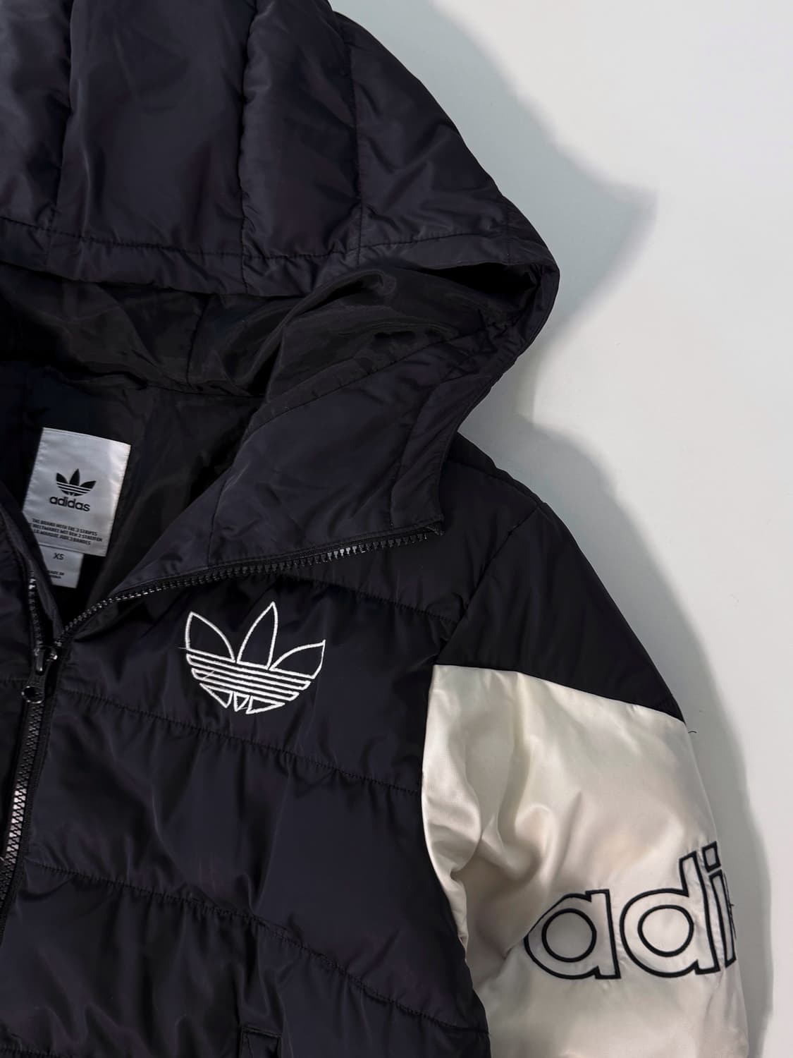 아디다스 오리지널 구스다운 검흰 배색 제니 후드 숏 패딩  상품이미지3