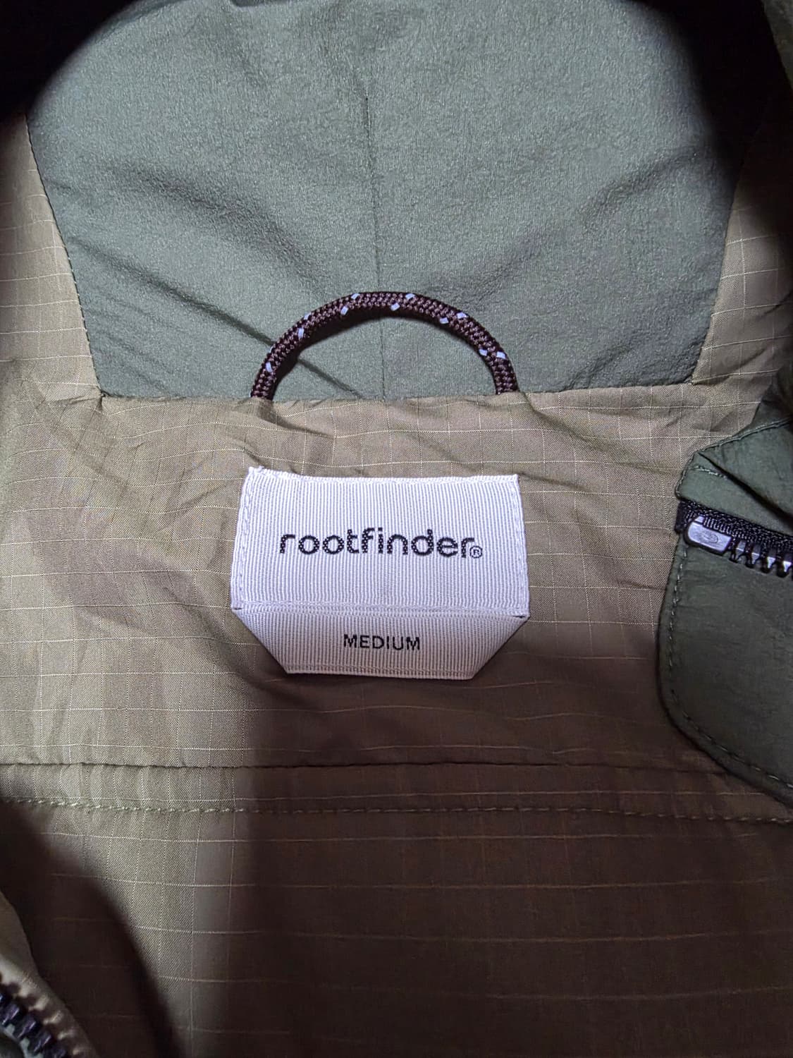 루트파인더 한라산 구스다운 패딩 그린 M 사이즈 100-105
목 뒷쪽  상품이미지3