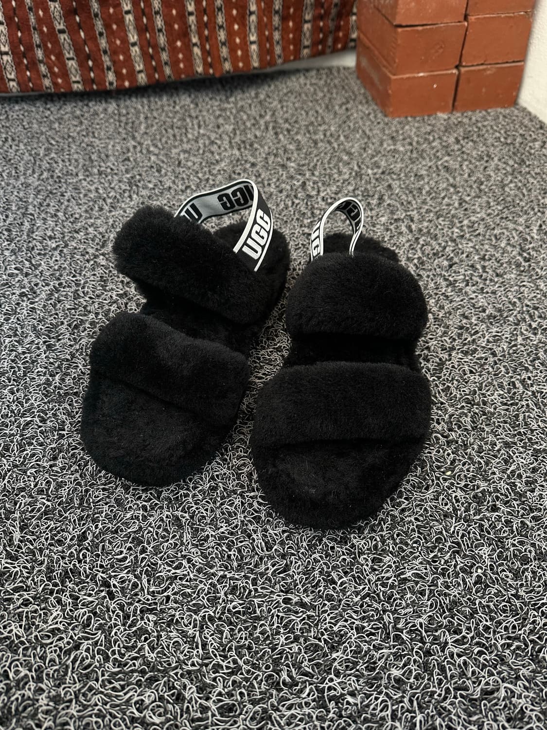 UGG 어그 플러프 슬리퍼 블랙 US5 240mm 상품이미지2