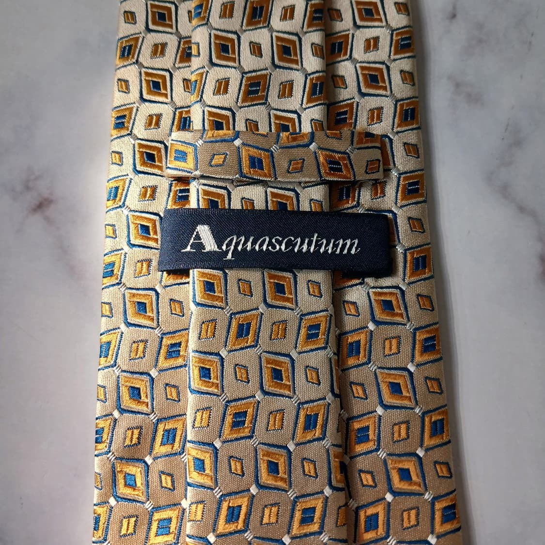 아쿠아스큐텀 실크 골드 패턴 넥타이 9.2cm B등급 E779
 상품이미지8