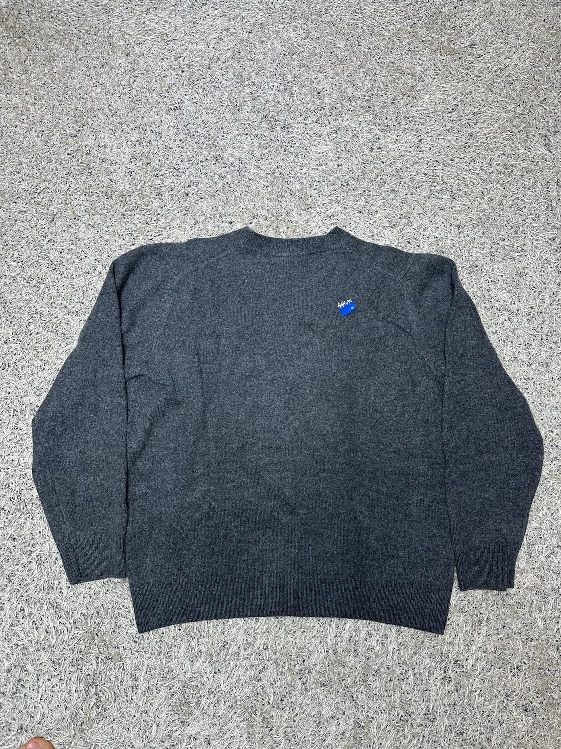 아더에러 시그니피컨트 TRS 태그 니트 차콜 상품이미지2