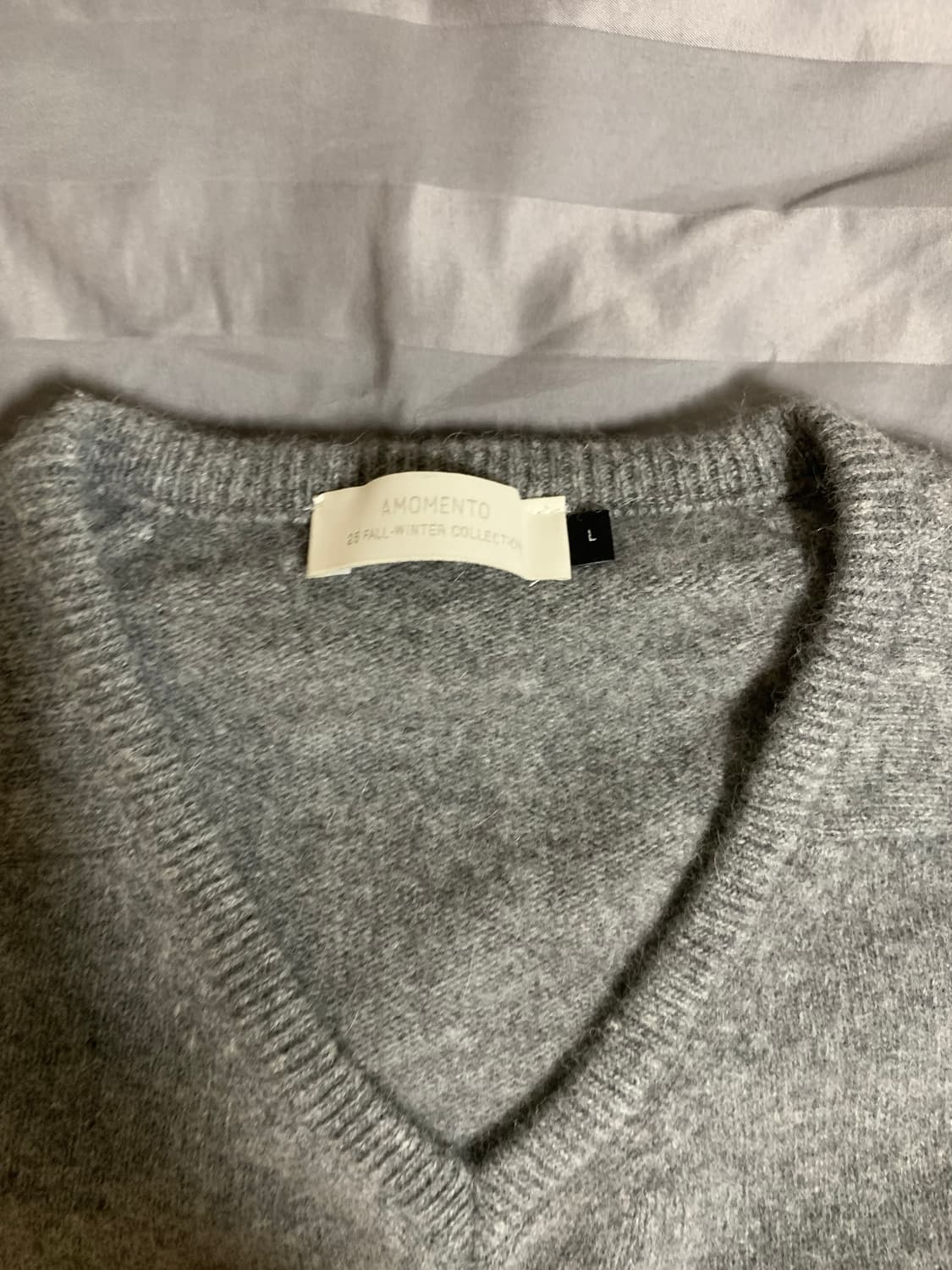 아모멘토 라쿤 브이넥 니트 상품이미지1