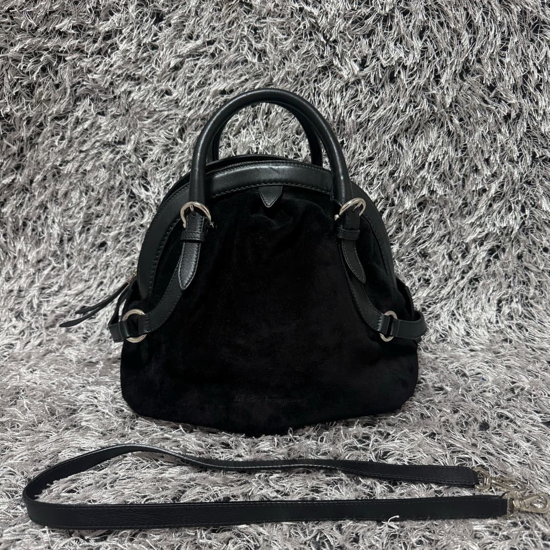 페라가모 스웨이드 레더 크로스백 상품이미지1