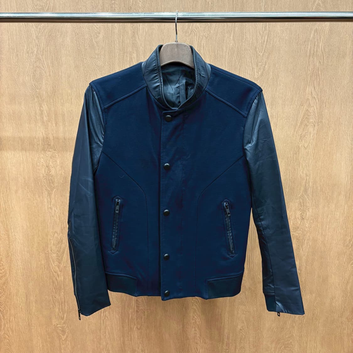 타임 레더 믹스 하이브리드 자켓 스탠드 카라 지퍼 포켓 디테일 네이비 상품이미지2