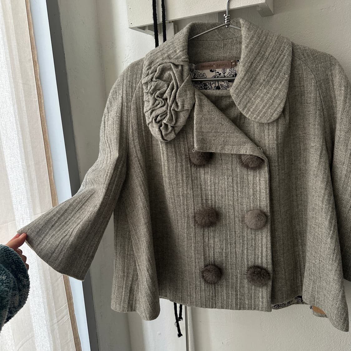 [Senada Theory] 플라워 코사지 & 폼폼 디테일 울 블렌드 코 상품이미지3