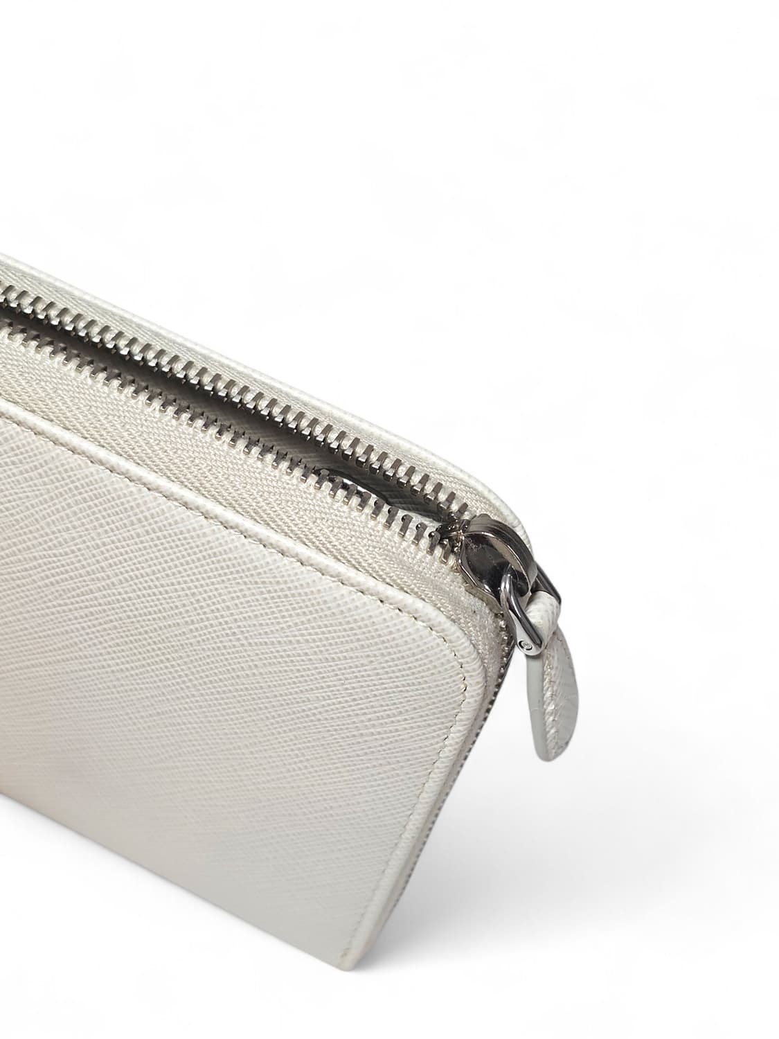 프라다 메탈로고 사피아노 장지갑 베이지 화이트 상품이미지7