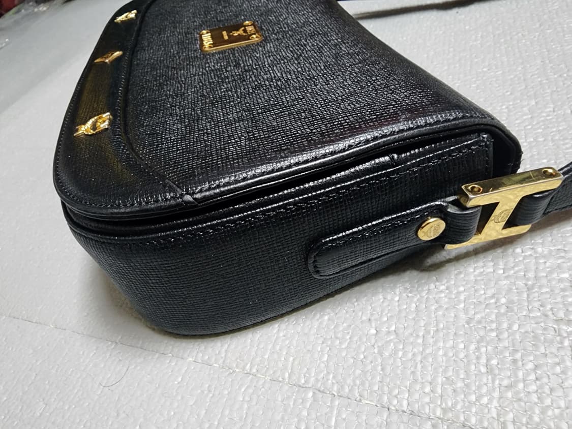 엠씨엠 MCM 클래식 레더 플랩 숄더백 상품이미지4