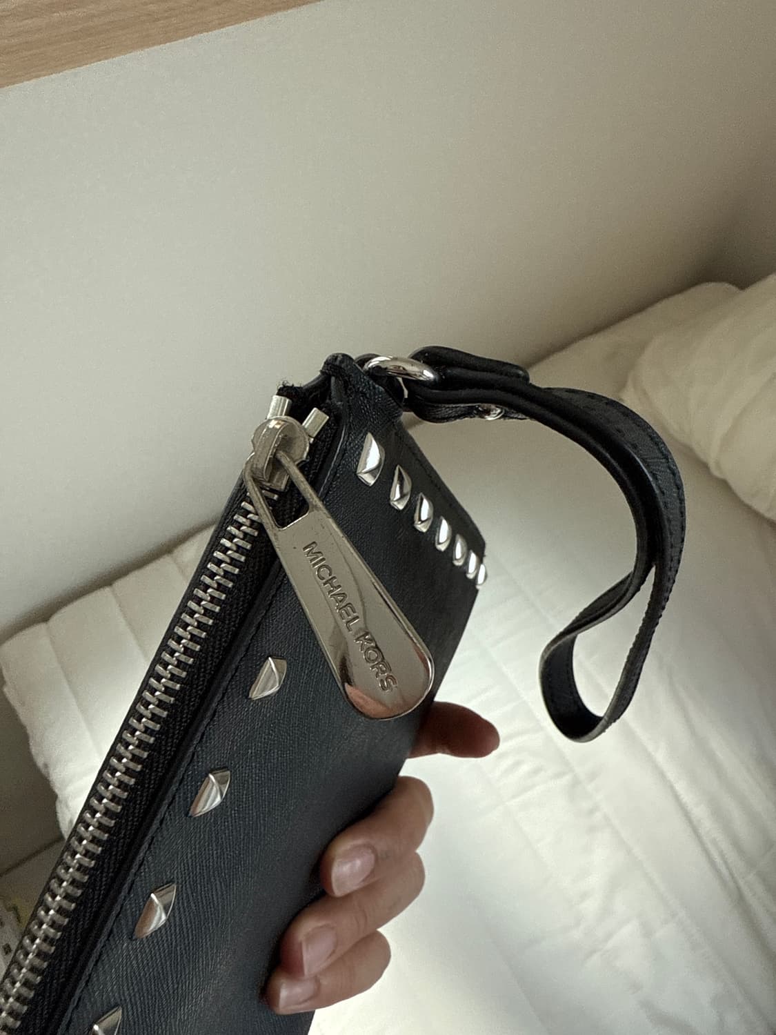마이클코어스 스터드 클러치백 상품이미지2
