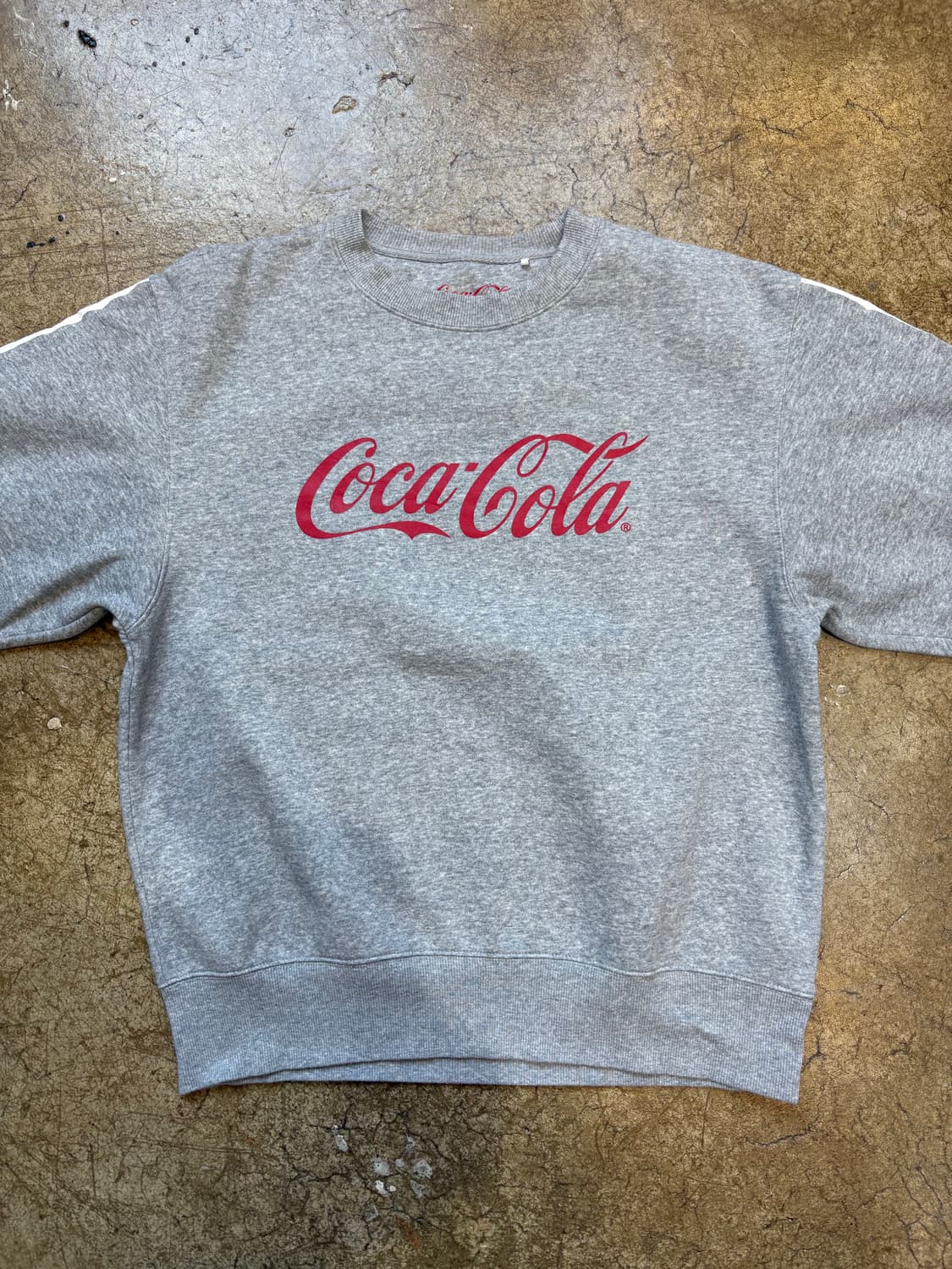 gu x coca cola sweatshirt 상품이미지3