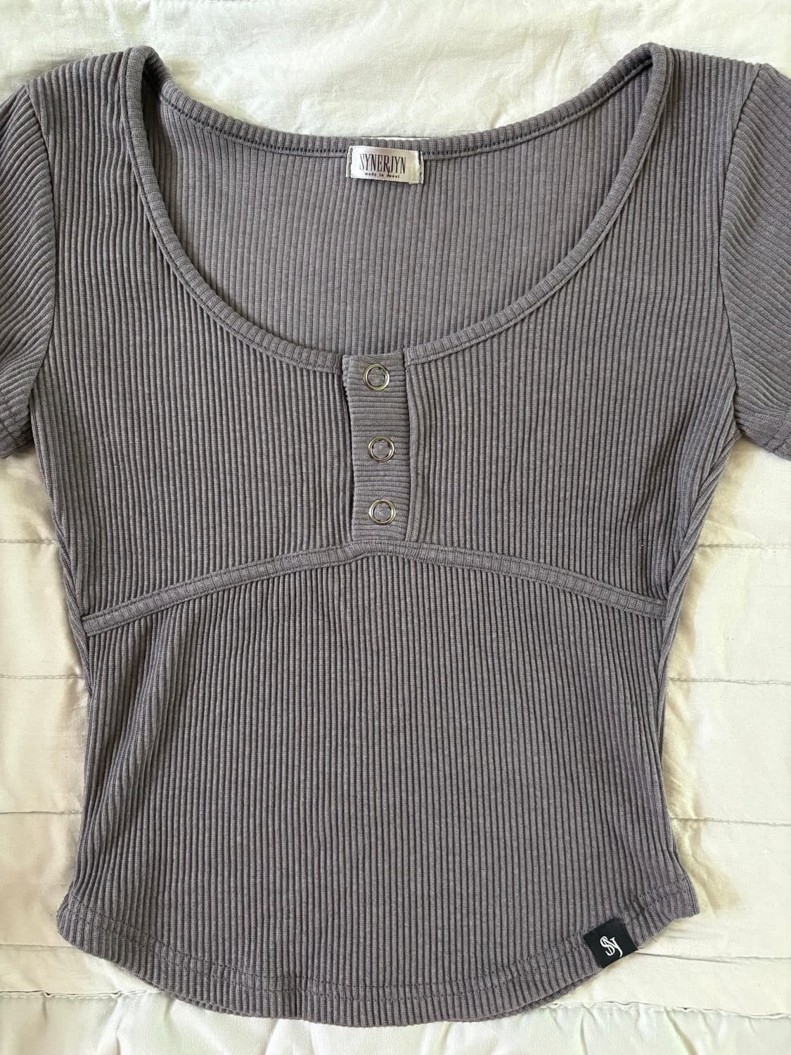 단종 품절 >차콜< synerjyn 시너진 라인 버튼 숏 슬리브 상품이미지2
