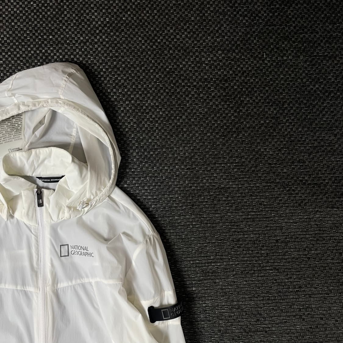 내셔널지오그래픽 화이트 바람막이 M 상품이미지3
