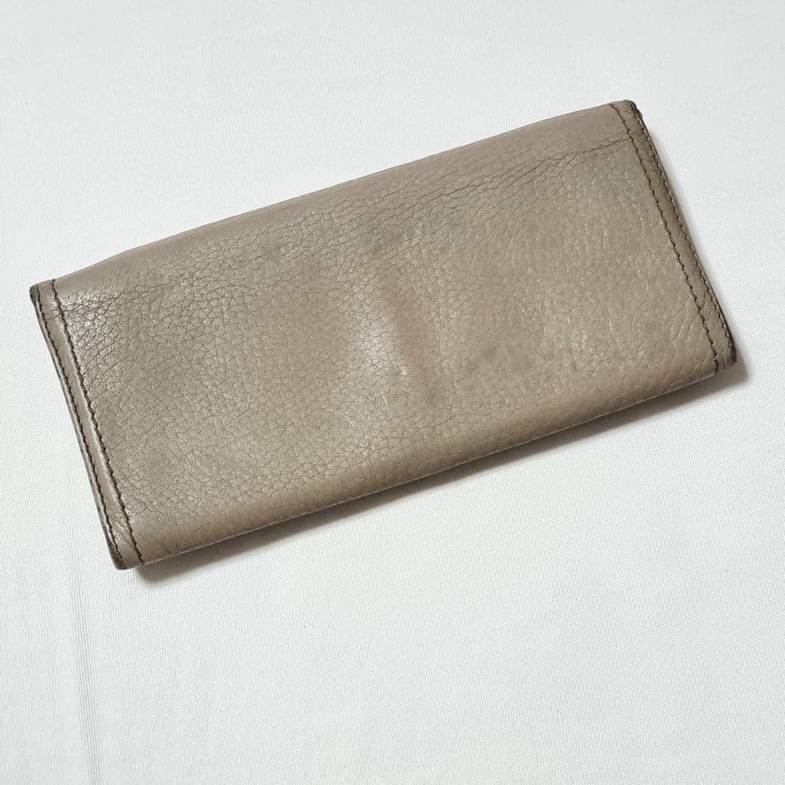 프라다 연그레이베이지 장지갑 (사용감존재/가죽상태 좋은 편 아님) 상품이미지2