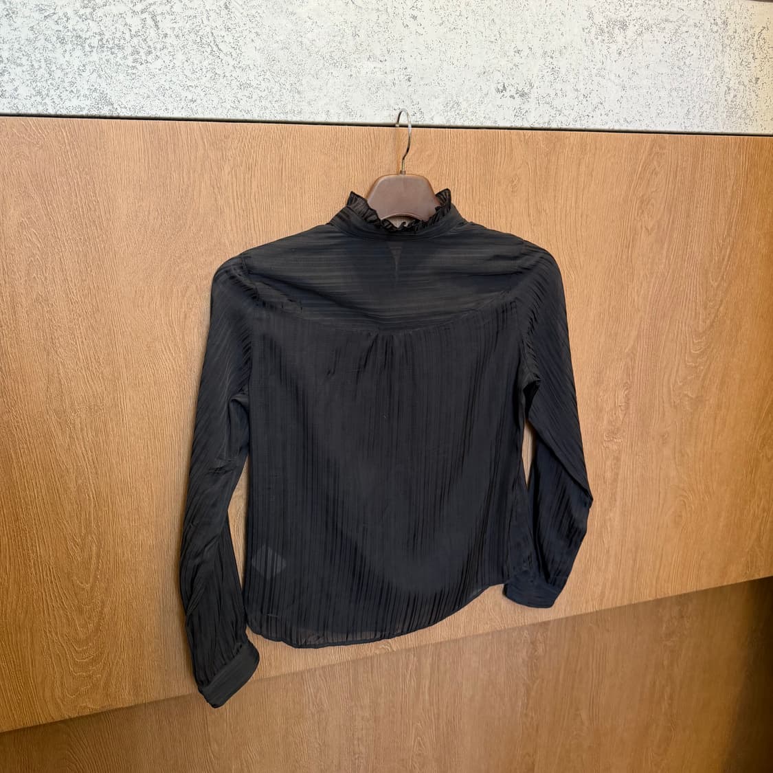 꼼사이즘 롱슬리브 블라우스 프릴 하이넥 스트라이프 패턴 디테일 블랙 상품이미지2