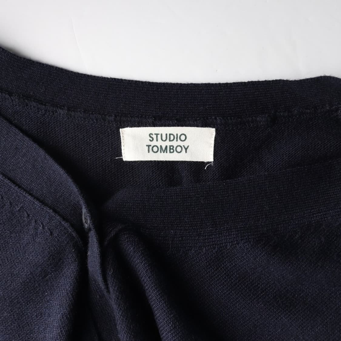 스튜디오톰보이 캐시미어 혼방 로고 브이넥 가디건 F 상품이미지5