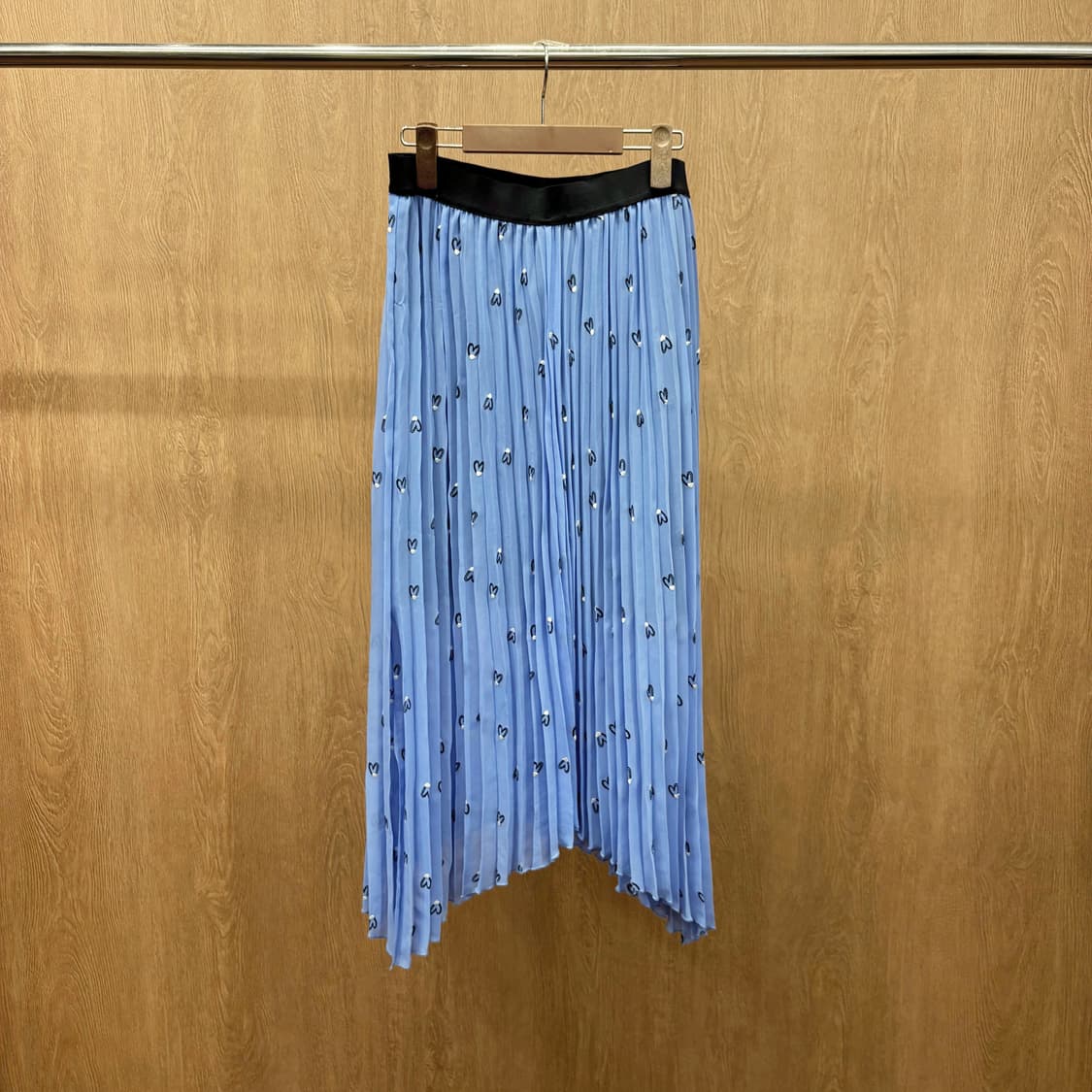 마쥬 플리츠 롱 스커트 허리 밴딩 하트 자수 패턴 디테일 스카이 블루 상품이미지3