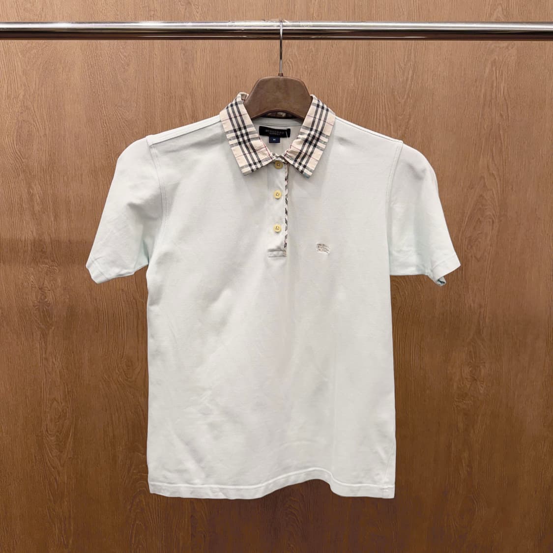 버버리 런던 반팔 티셔츠 배색 체크 카라넥 로고 자수 디테일 라이트 블루 상품이미지2