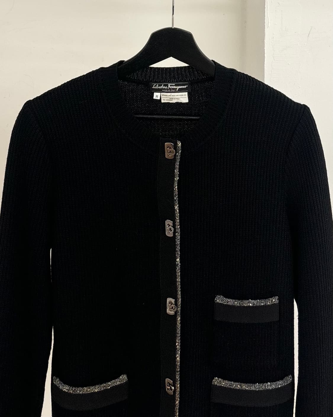 살바토레 페라가모 블랙 라운드넥 실버 포켓 버튼 가디건  상품이미지2
